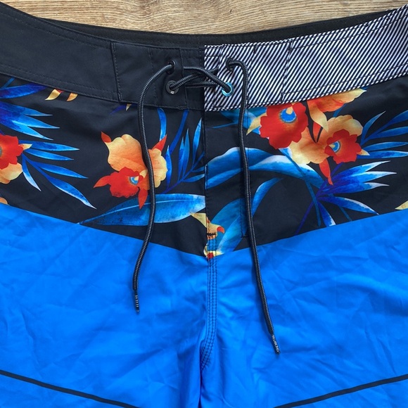 Billabong Platinum Stripe boardshorts - Picture 3 of 12